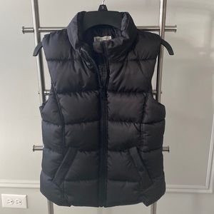 H&M Girls Puffer Vest. Brand new with tags. Zipper close.